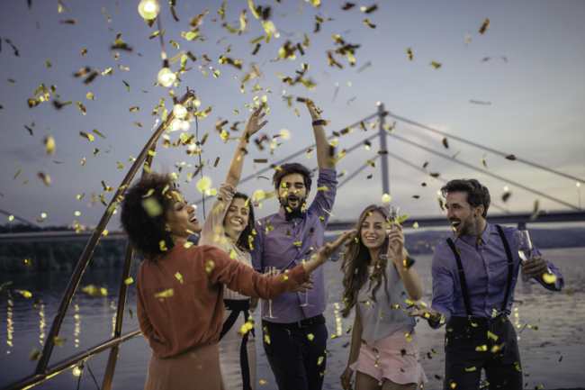 Glueckliche Menschen im Goldregen